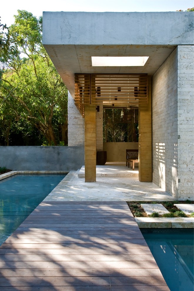 Design ideas for a tropical verandah in Miami with decking.