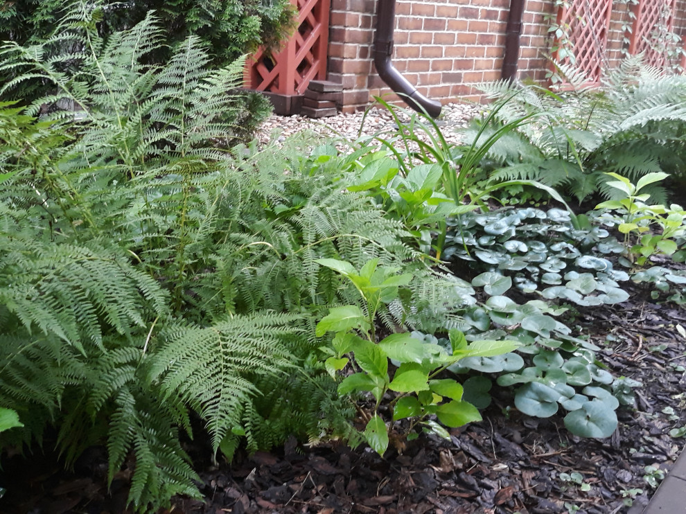 Палисадник с бетонными колодцами