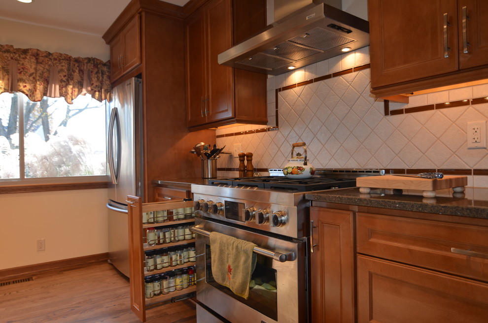 Kitchen - transitional kitchen idea in Chicago
