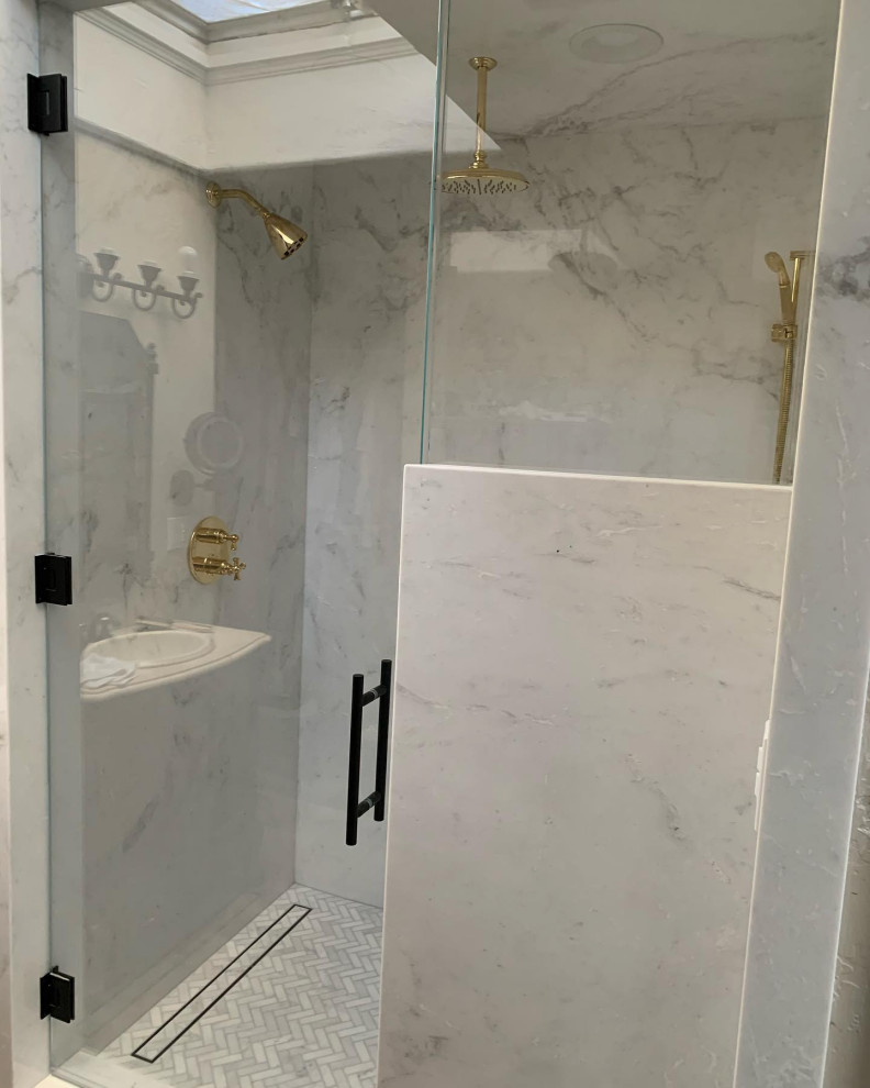 Immagine di una stanza da bagno padronale minimalista di medie dimensioni con piastrelle bianche, piastrelle di marmo, pareti bianche, parquet chiaro, top in marmo, porta doccia a battente, top bianco e panca da doccia