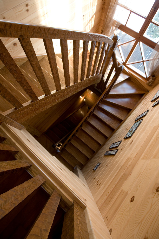 Лестница в доме из клееного бруса