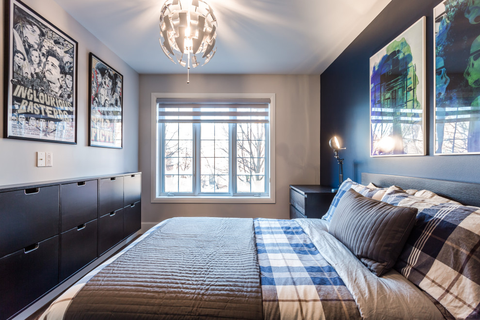 Inspiration för mellanstora moderna barnrum kombinerat med sovrum, med blå väggar, mellanmörkt trägolv och brunt golv