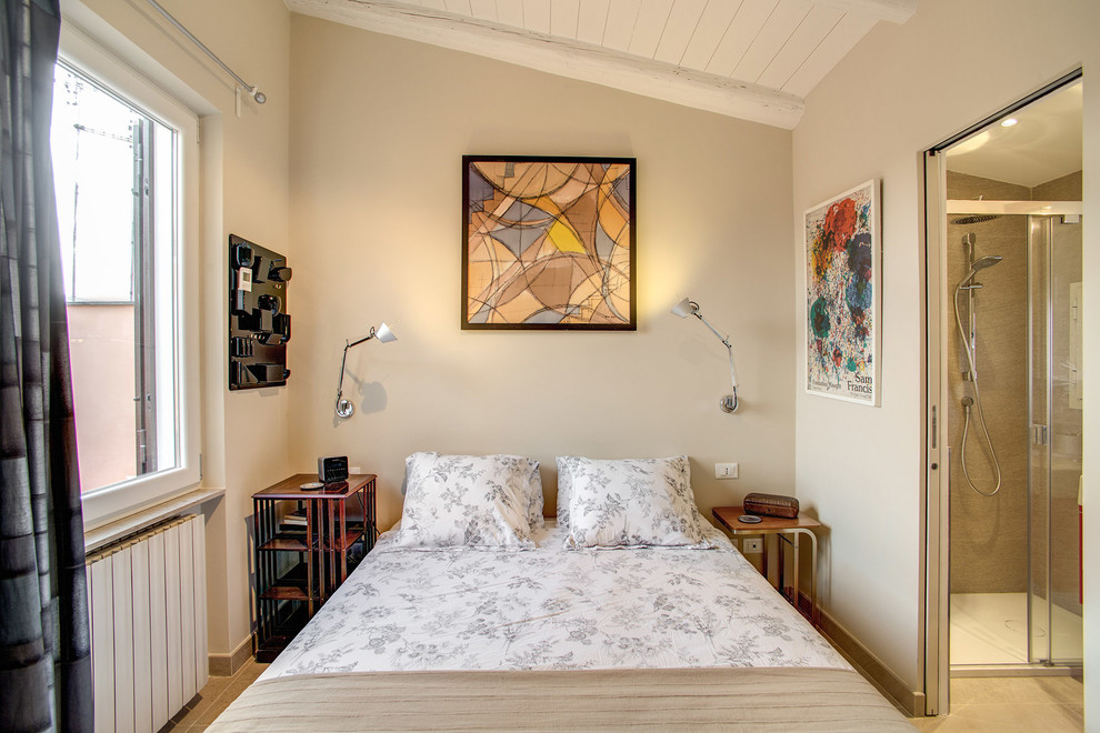 Design ideas for a small eclectic guest bedroom in Rome with beige walls and beige floor.