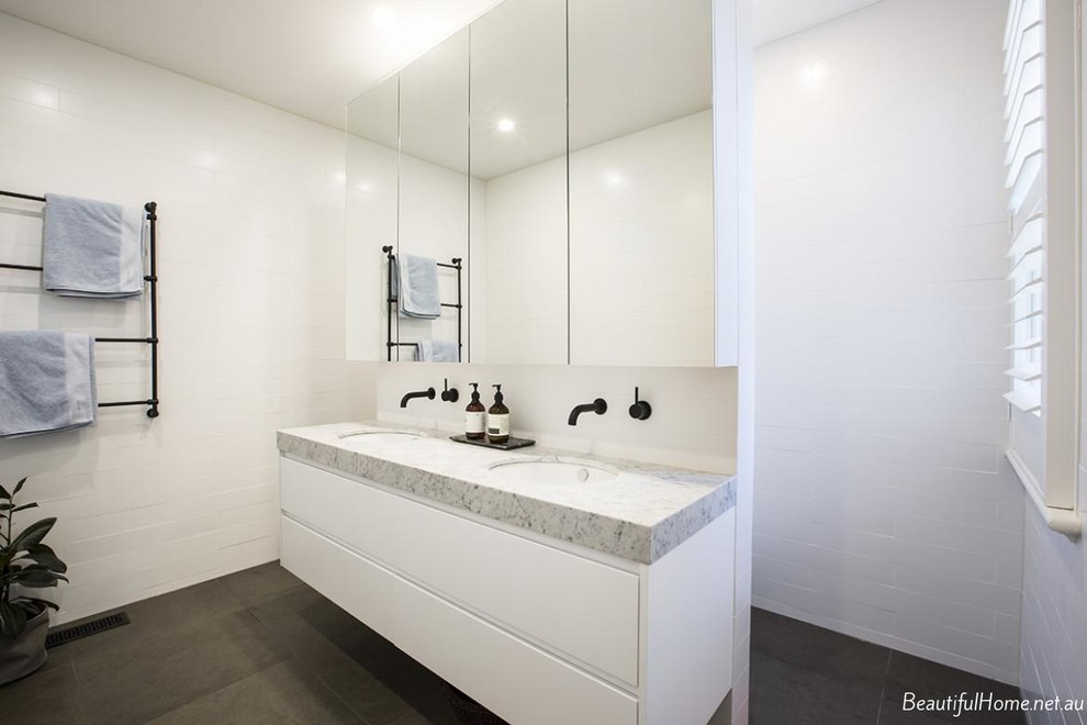 Photo of a transitional bathroom in Melbourne.