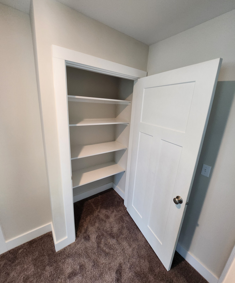 Upstairs Lien Closet