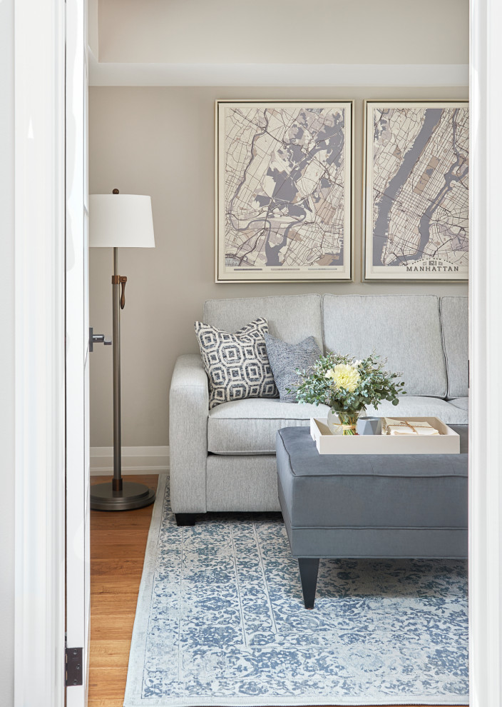 Esempio di un grande soggiorno classico con pareti bianche, pavimento in legno massello medio e pavimento marrone