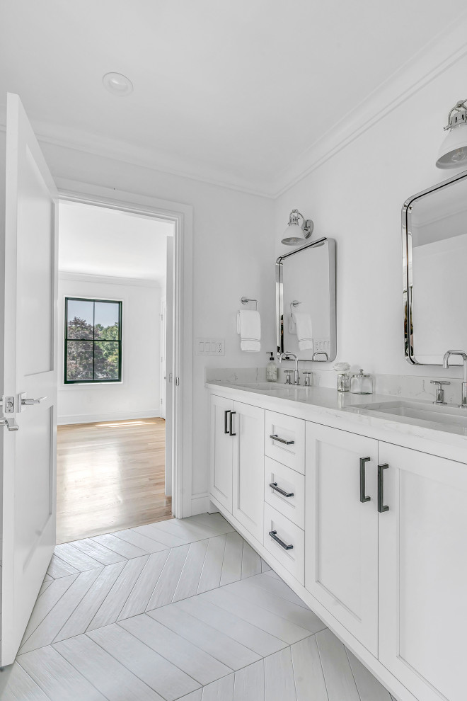Inspiration för mellanstora lantliga vitt badrum med dusch, med en toalettstol med separat cisternkåpa, vita väggar, ett undermonterad handfat, vita skåp, klinkergolv i porslin och grått golv