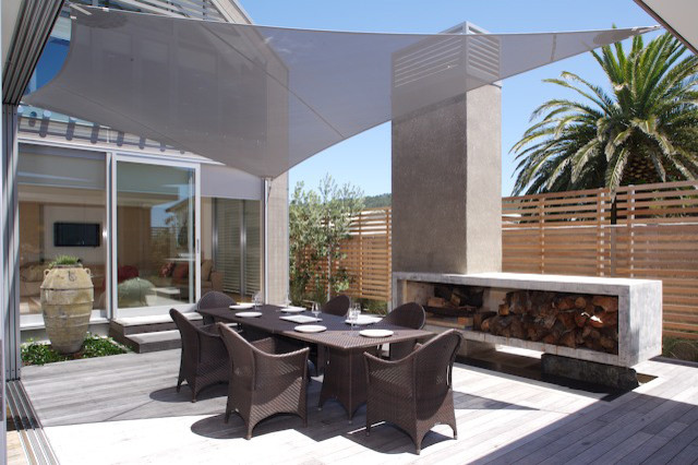 This is an example of a contemporary patio in Auckland.