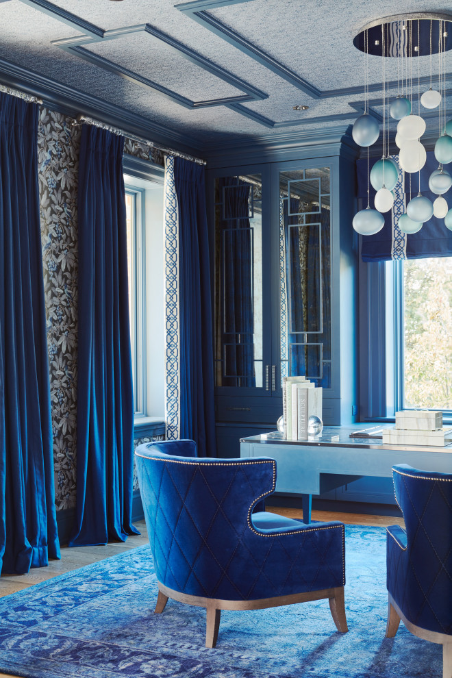 Источник вдохновения для домашнего уюта: большая домашняя мастерская в стиле неоклассика (современная классика) с синими стенами, светлым паркетным полом, отдельно стоящим рабочим столом, бежевым полом, потолком с обоями и обоями на стенах