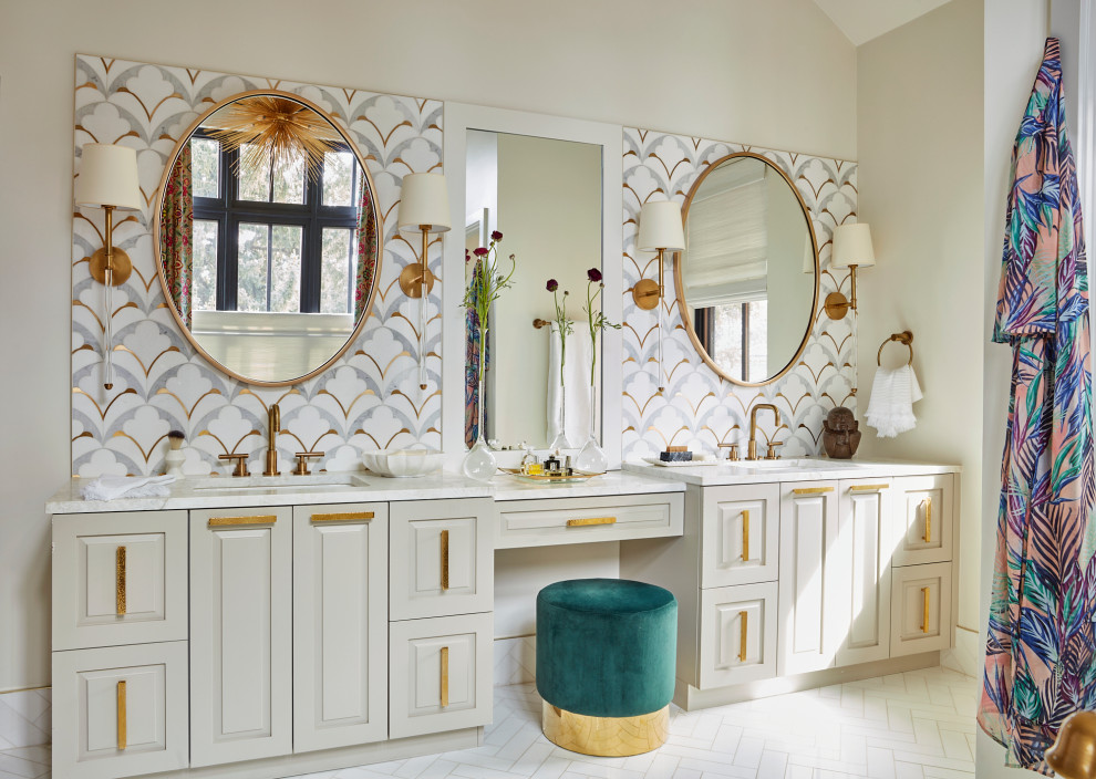 Immagine di una stanza da bagno padronale tradizionale con piastrelle multicolore, piastrelle a mosaico, pareti beige, pavimento in marmo, top in marmo, pavimento bianco, top bianco, due lavabi, mobile bagno incassato, soffitto a volta e ante beige