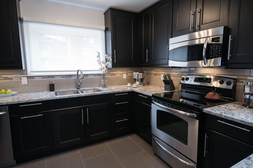Example of a transitional porcelain tile eat-in kitchen design in Ottawa with an undermount sink, recessed-panel cabinets, quartz countertops, glass tile backsplash and stainless steel appliances