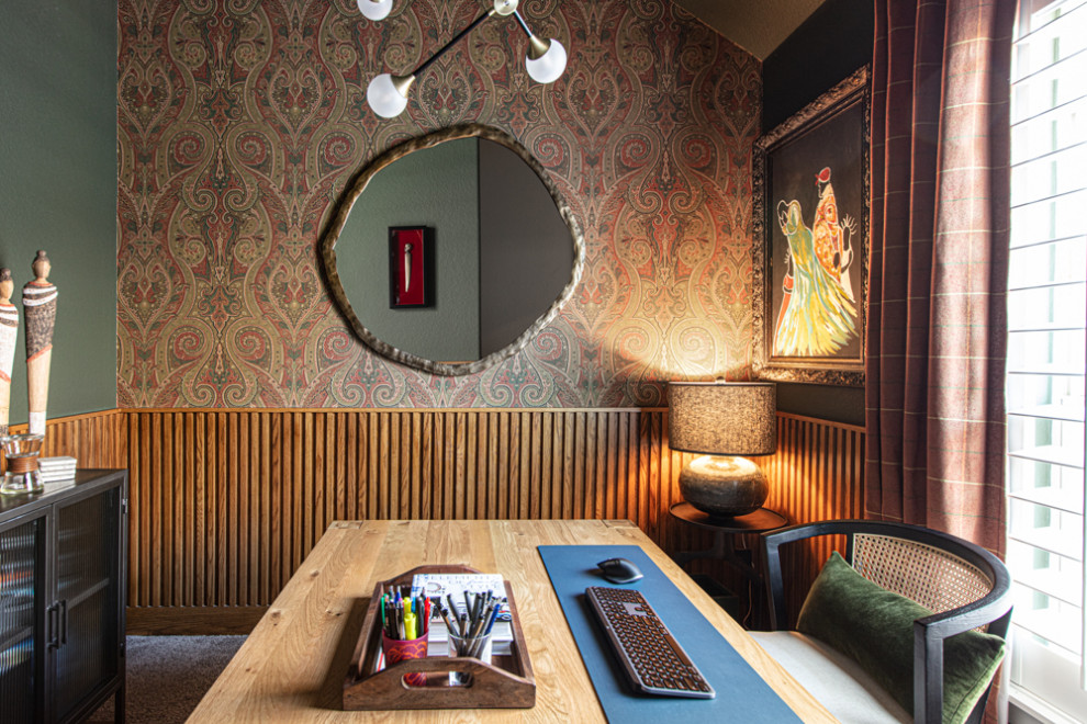 Immagine di un piccolo atelier eclettico con pareti verdi, moquette, scrivania autoportante, pavimento beige e pannellatura