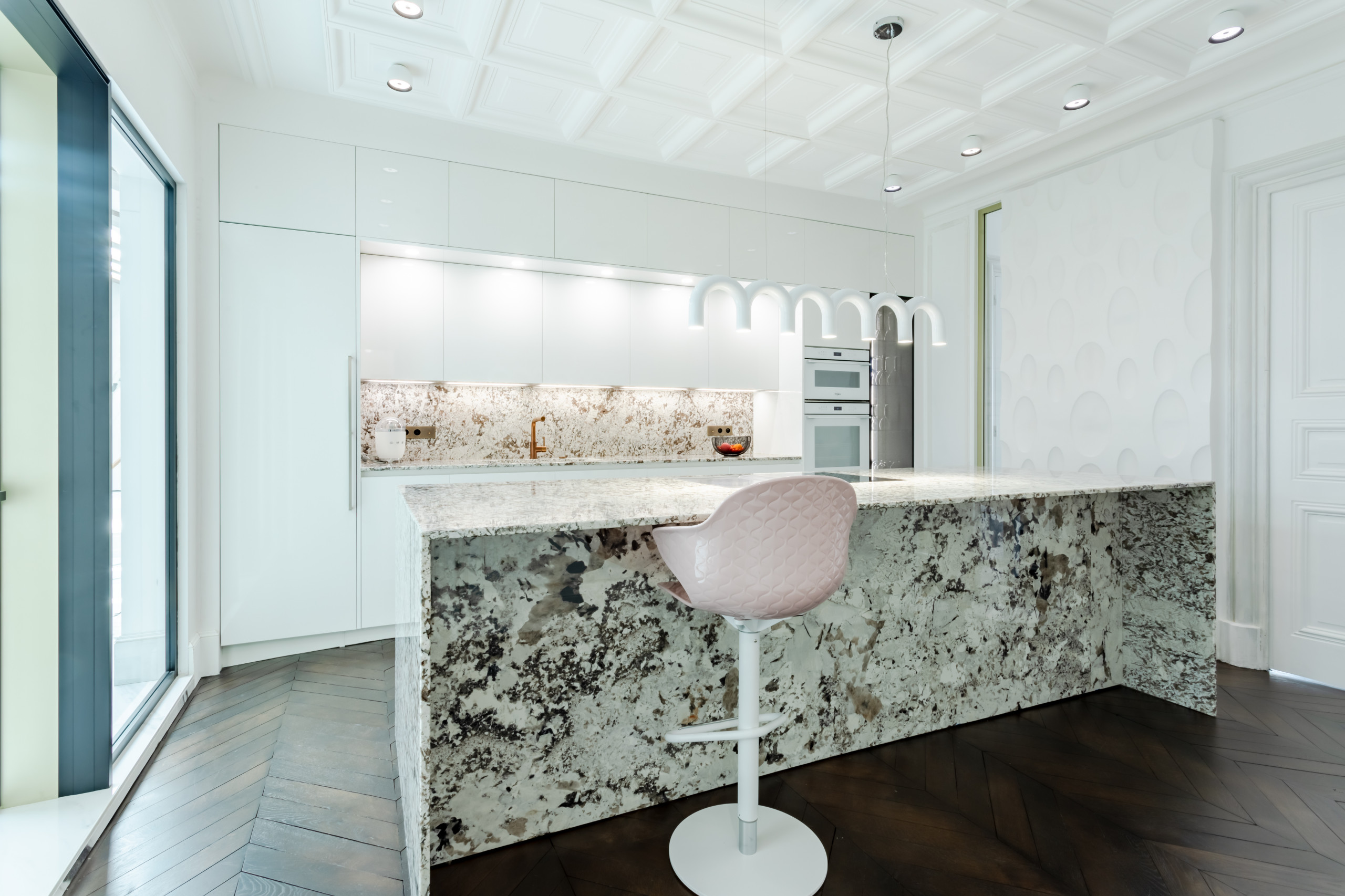 Rénovation d'une cuisine complète au granit Glacial Blue poli.