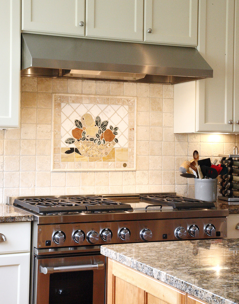 Design ideas for a traditional kitchen in Bridgeport.