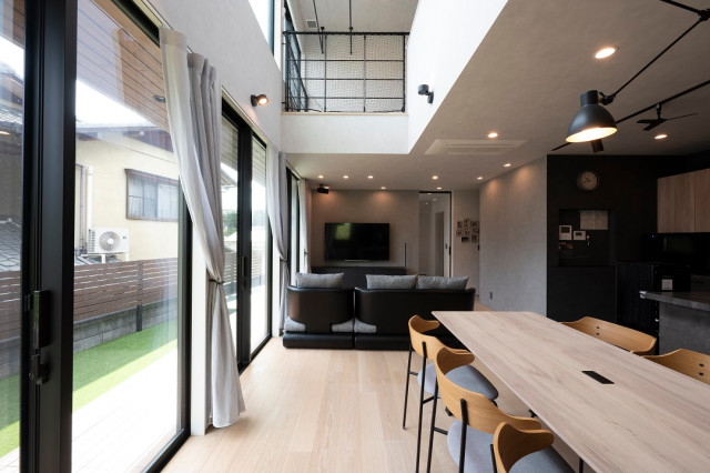 余白を愉しむスタイリッシュな家 moderno-comedor