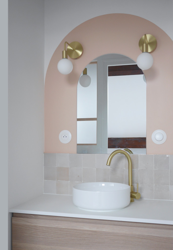 Inspiration for a small modern master bathroom in Paris with beaded inset cabinets, beige cabinets, a curbless shower, beige tile, ceramic tile, pink walls, terra-cotta floors, laminate benchtops, white floor, white benchtops, a single vanity and a floating vanity.