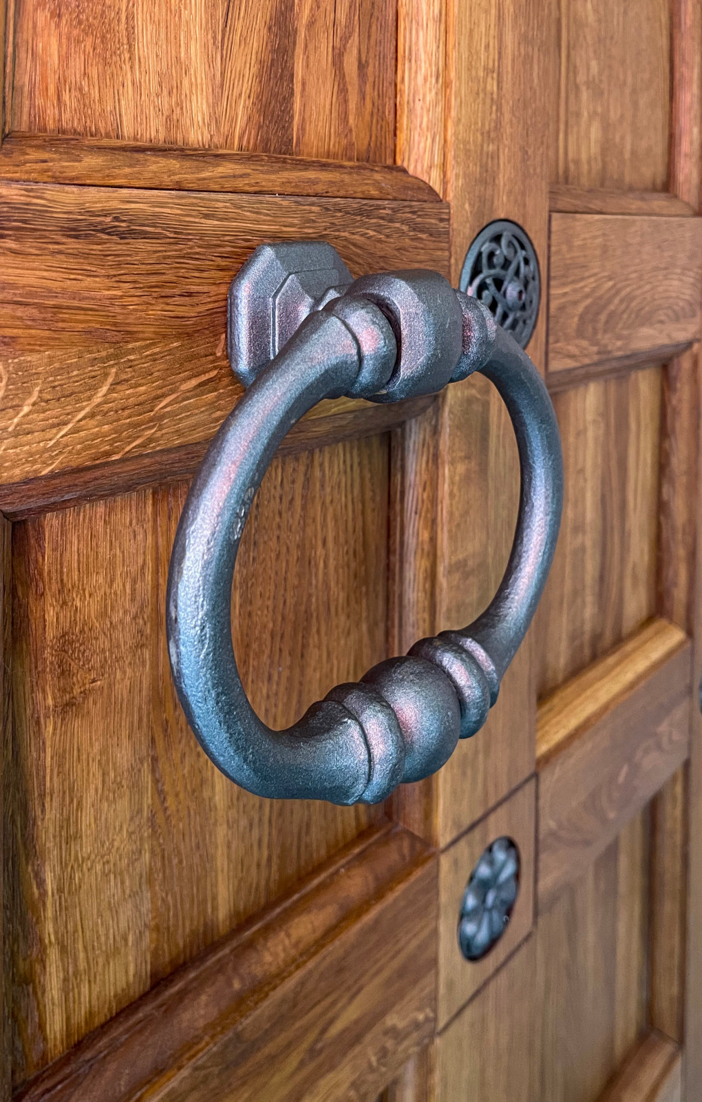 Кованые двери в Храм с витражными окнами.