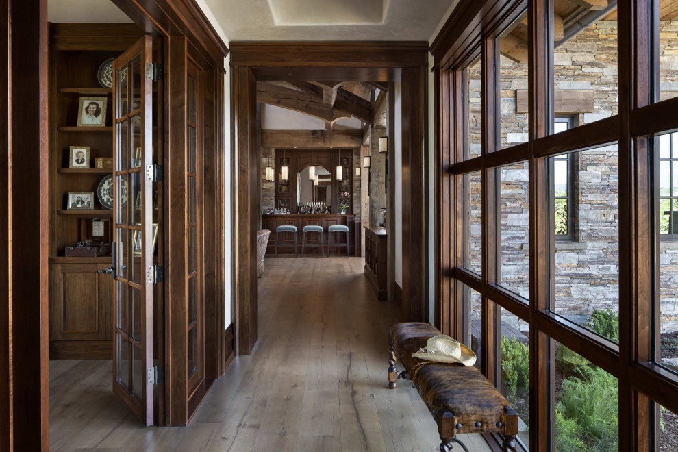 Imagen de recibidores y pasillos rurales con suelo de madera en tonos medios