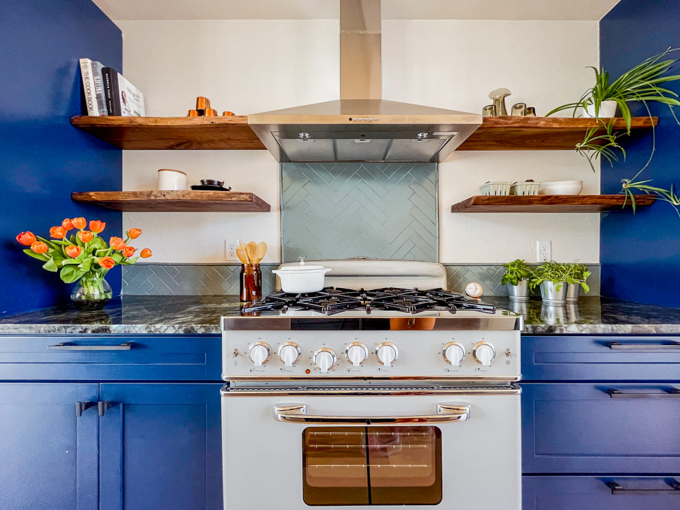 Diseño de cocina clásica renovada pequeña cerrada con salpicadero gris, salpicadero de azulejos de cerámica y electrodomésticos de acero inoxidable