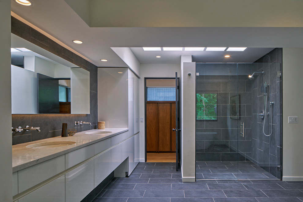 Design ideas for a midcentury bathroom in Grand Rapids.