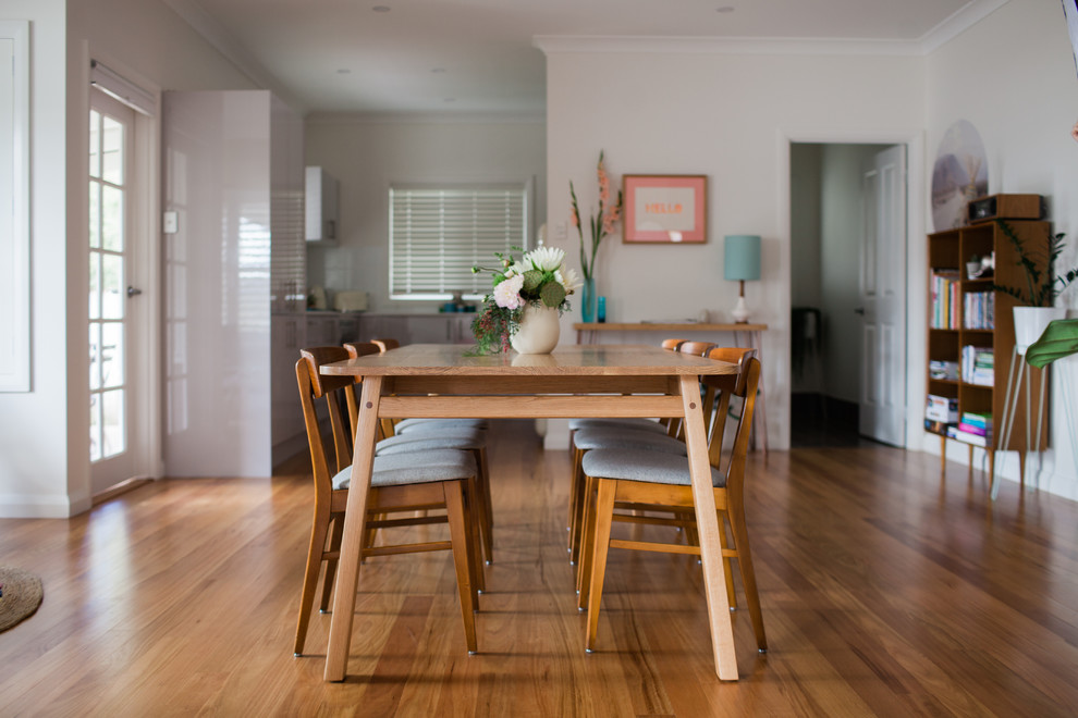 Design ideas for a contemporary dining room in Wollongong.