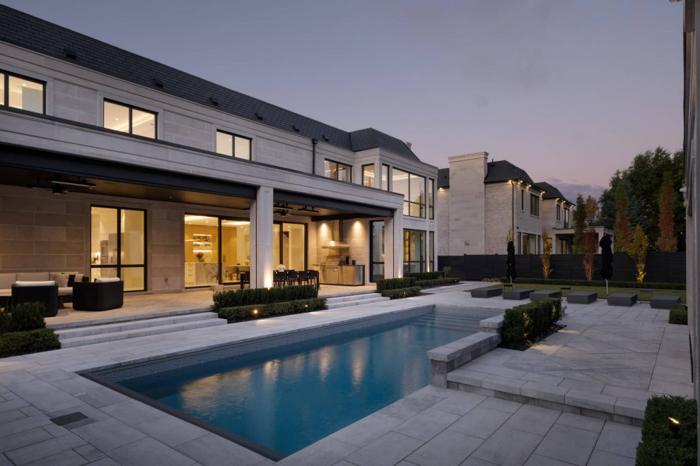 Transitional pool photo in Toronto