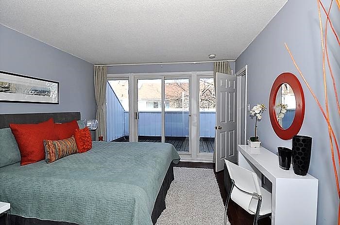 Inspiration for a transitional home design remodel in Toronto