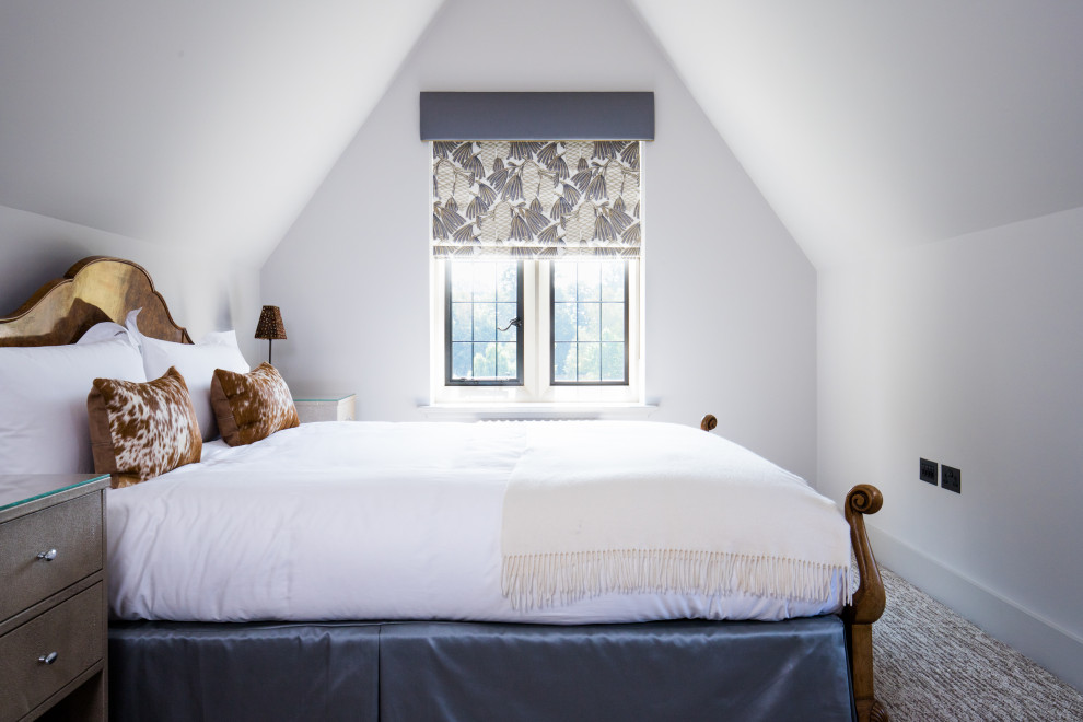 サリーにある中くらいなコンテンポラリースタイルのおしゃれな客用寝室 (白い壁、カーペット敷き、青い床、三角天井) のインテリア
