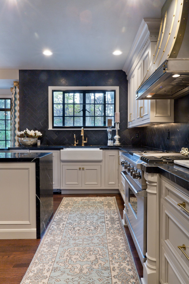 Exempel på ett mellanstort klassiskt svart svart kök, med en rustik diskho, släta luckor, vita skåp, marmorbänkskiva, svart stänkskydd, stänkskydd i marmor, rostfria vitvaror, mellanmörkt trägolv, en köksö och brunt golv