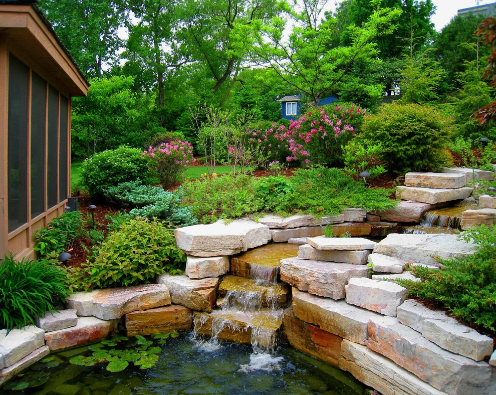 Свежая идея для дизайна: участок и сад в стиле рустика с мощением клинкерной брусчаткой и водопадом - отличное фото интерьера