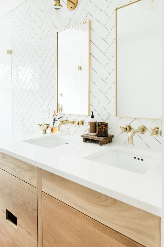 Modern inredning av ett mellanstort en-suite badrum, med luckor med infälld panel, skåp i ljust trä, en dusch i en alkov, en bidé, vit kakel, keramikplattor, mosaikgolv, ett undermonterad handfat, bänkskiva i kvarts, svart golv och dusch med gångjärnsdörr