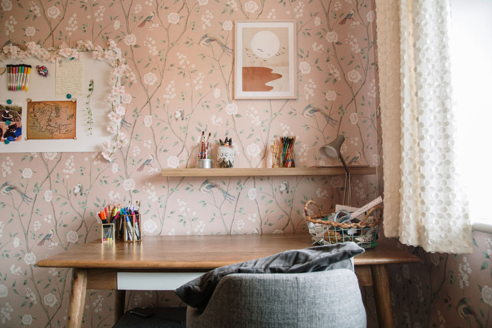 Idée de décoration pour une petite chambre de fille de 4 à 10 ans bohème avec un bureau, un mur rose et du papier peint.