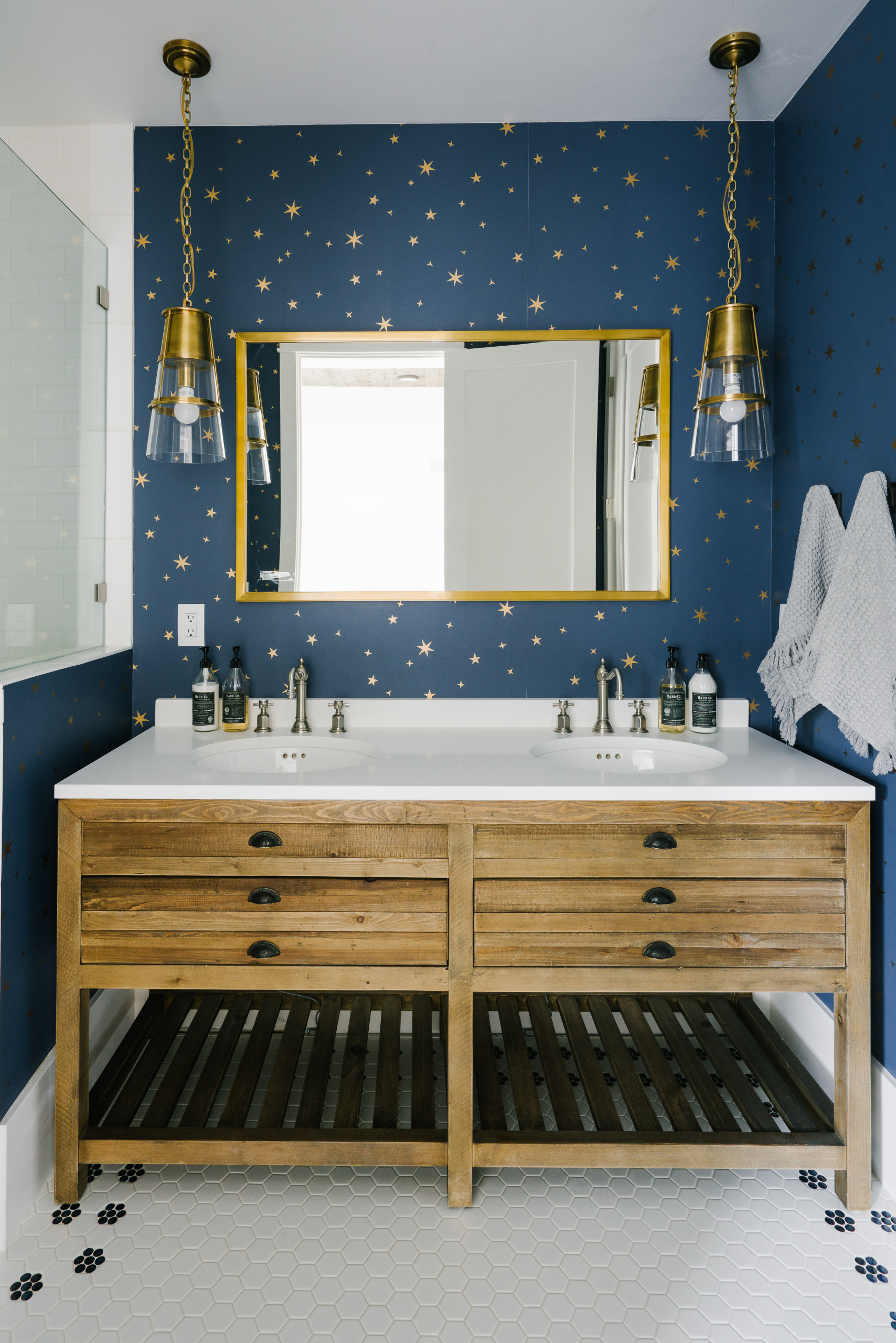 Blue Makes a Refreshing Splash in These 10 Bathrooms, image size:1708x2560