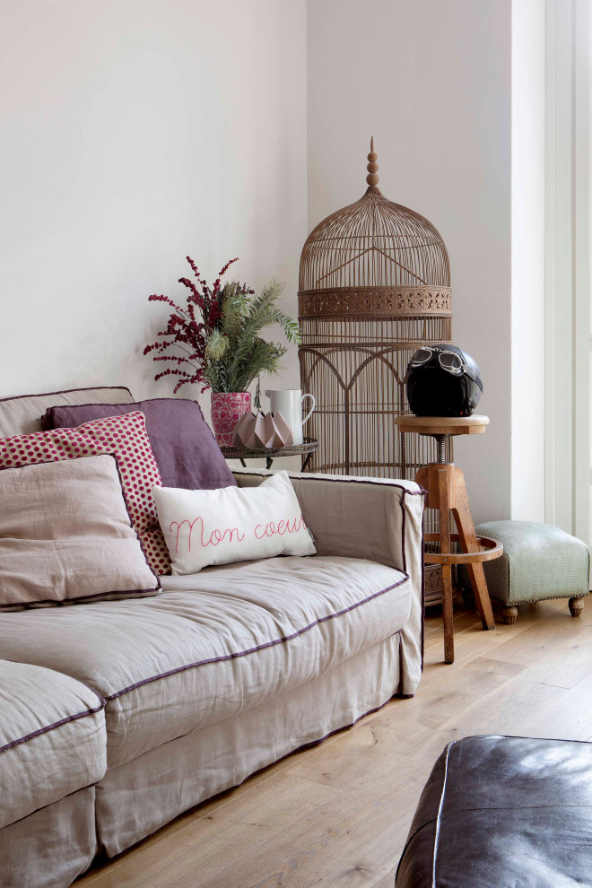 Свежая идея для дизайна: гостиная комната в средиземноморском стиле - отличное фото интерьера