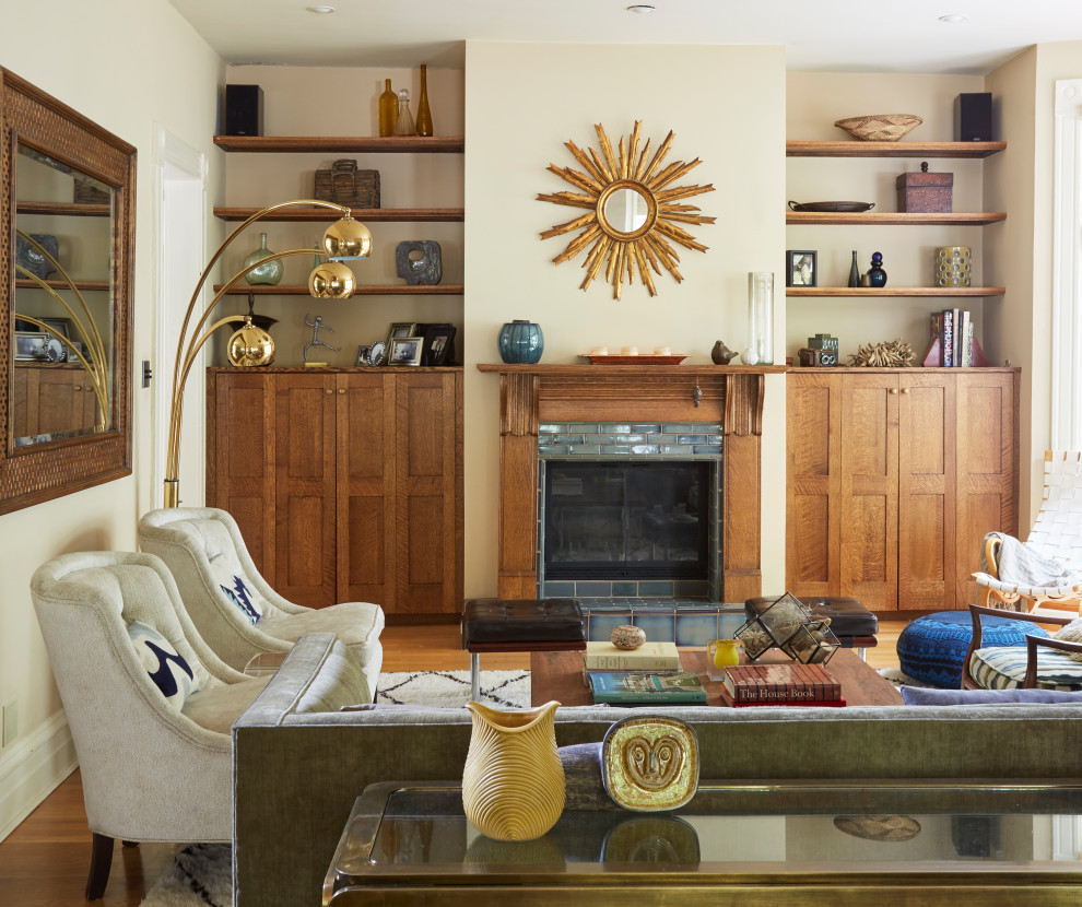 Example of a transitional home design design in Chicago