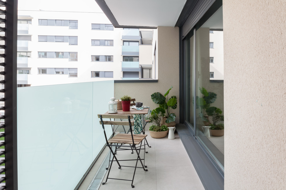 Свежая идея для дизайна: маленькая терраса на боковом дворе, на втором этаже для на участке и в саду - отличное фото интерьера