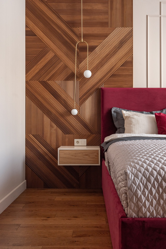Diseño de dormitorio principal actual de tamaño medio con paredes beige, suelo de madera en tonos medios, suelo marrón y madera