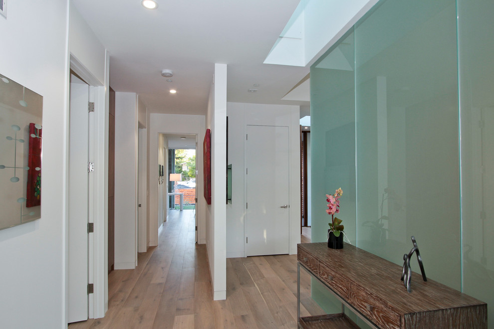 Inspiration for a modern entryway in San Francisco.