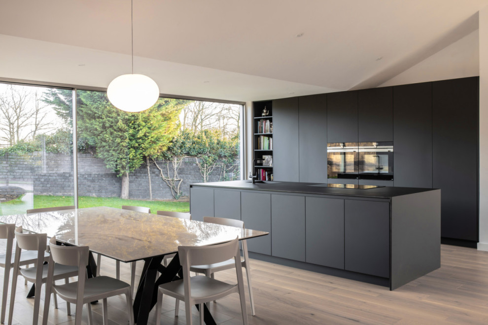 Inspiration for a contemporary kitchen in West Midlands.