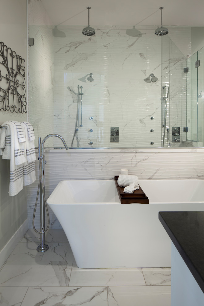Lantlig inredning av ett stort en-suite badrum, med ett fristående badkar, en dubbeldusch, vit kakel, porslinskakel, vita väggar, klinkergolv i porslin, vitt golv och dusch med gångjärnsdörr