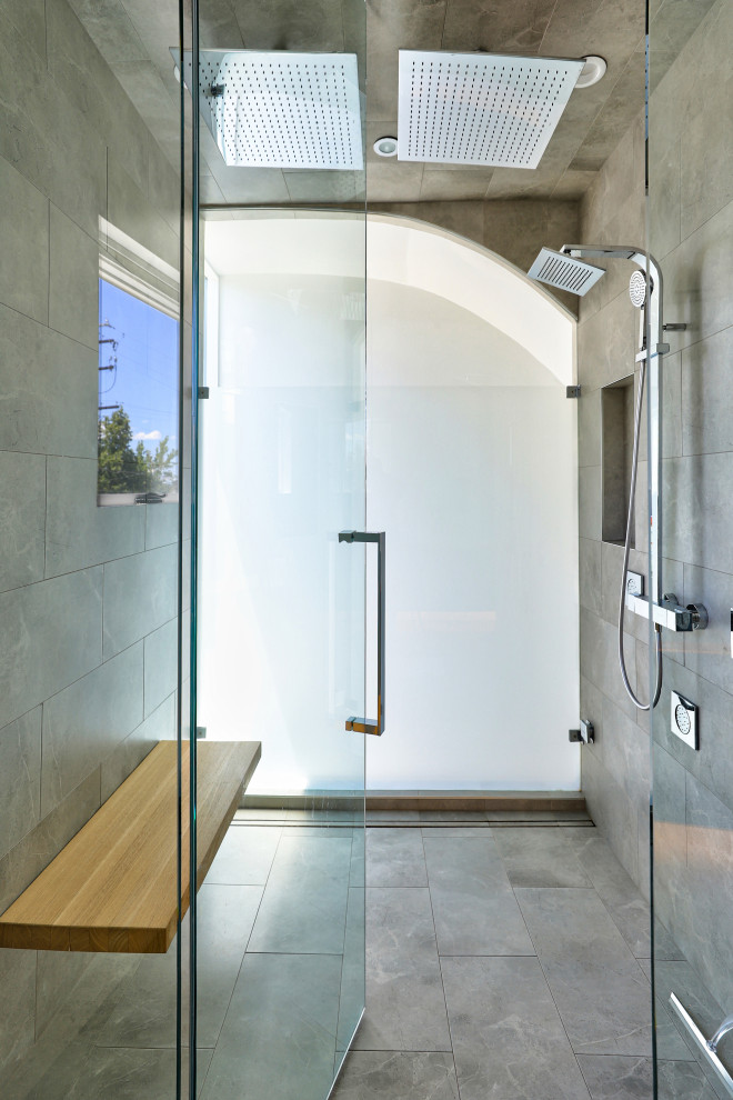 Foto di una piccola stanza da bagno padronale moderna con zona vasca/doccia separata, pareti beige, pavimento con piastrelle in ceramica, pavimento beige, porta doccia a battente e mobile bagno sospeso
