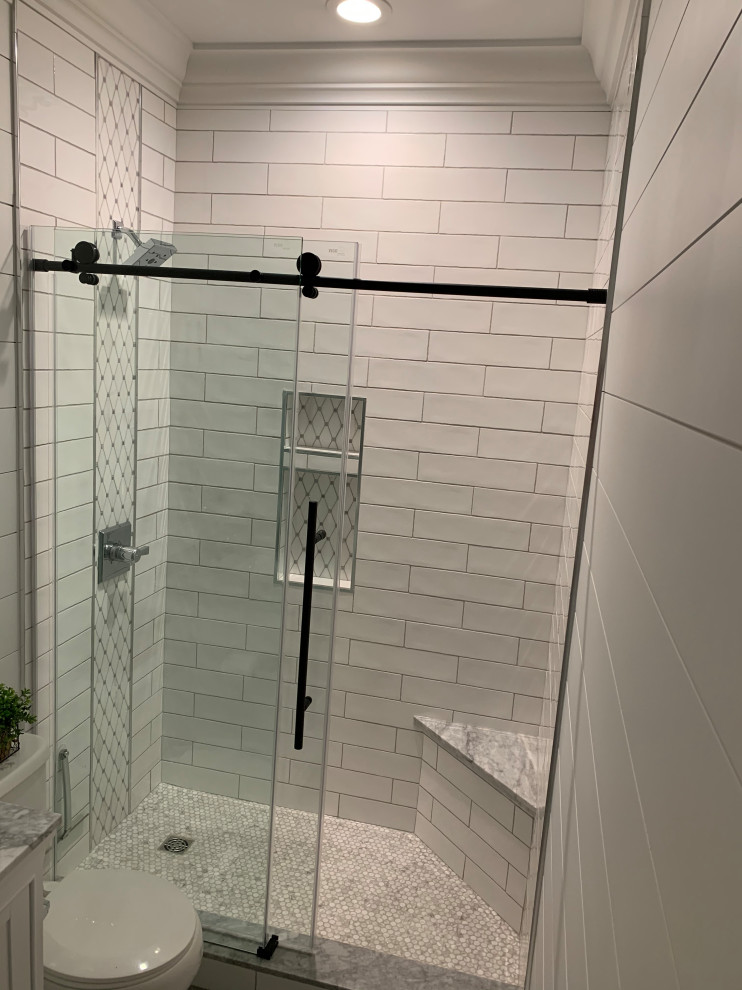 Idéer för mellanstora vintage grått badrum, med möbel-liknande, vita skåp, en dusch i en alkov, vit kakel, keramikplattor, vita väggar, klinkergolv i keramik, ett undermonterad handfat, marmorbänkskiva, grått golv och dusch med skjutdörr