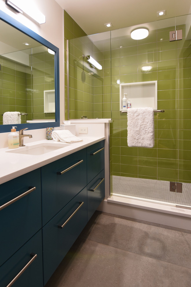 Источник вдохновения для домашнего уюта: детская ванная комната в стиле модернизм с плоскими фасадами, синими фасадами, душем в нише, зеленой плиткой, керамогранитной плиткой, белыми стенами, бетонным полом, серым полом, душем с распашными дверями, встроенной тумбой и белой столешницей