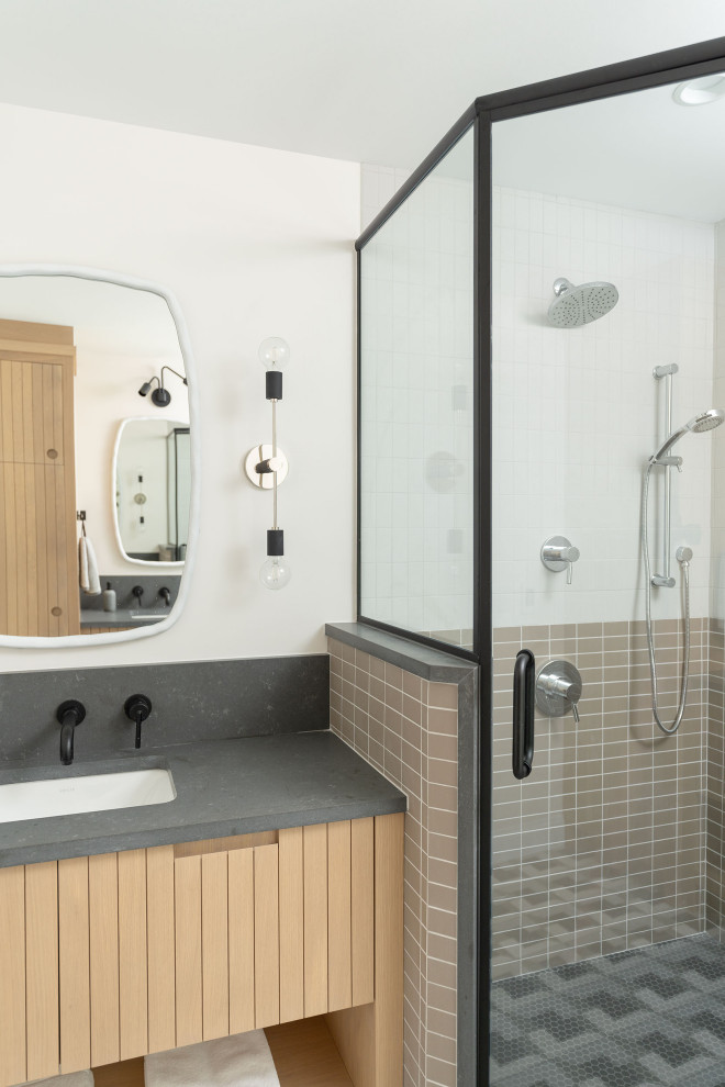 Example of a transitional bathroom design in Detroit