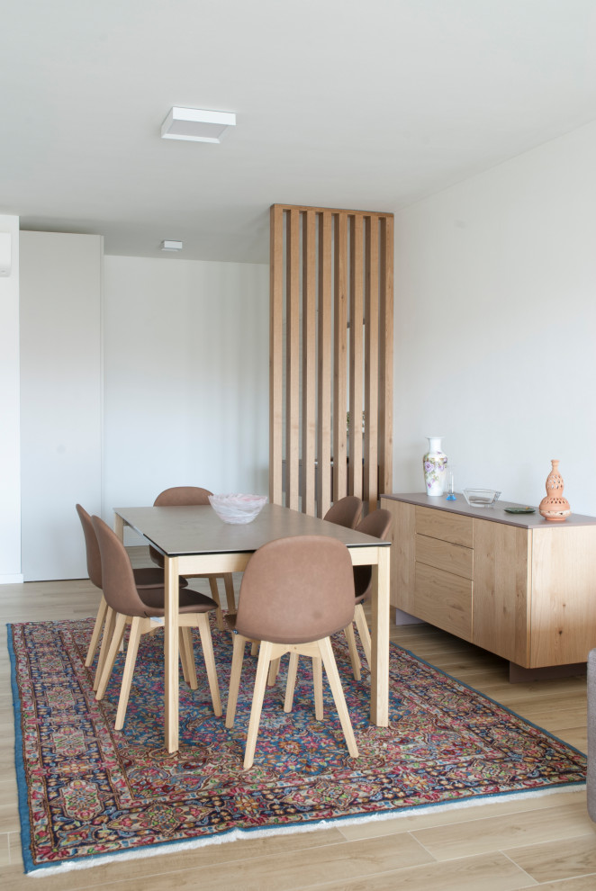 Idee per una sala da pranzo minimal di medie dimensioni con pareti bianche, pavimento in gres porcellanato e pavimento beige