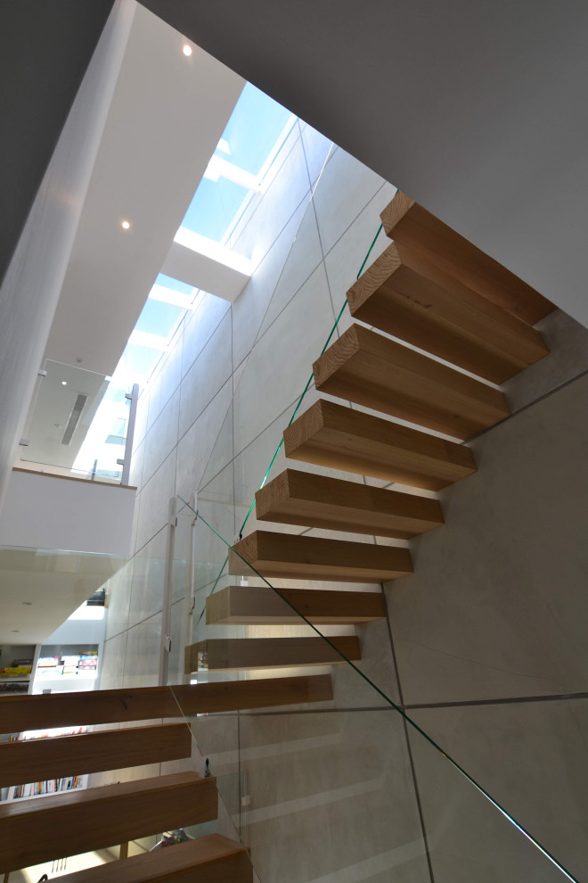 Schwebende, Mittelgroße Moderne Treppe mit Holz-Setzstufen und Wandpaneelen in Sonstige