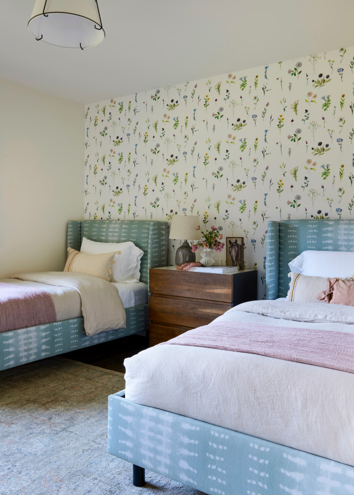 Идея дизайна: гостевая спальня среднего размера, (комната для гостей) в стиле кантри с обоями на стенах