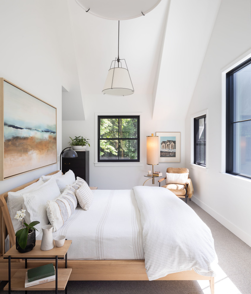 На фото: хозяйская спальня в стиле неоклассика (современная классика) с белыми стенами, ковровым покрытием, серым полом и сводчатым потолком без камина
