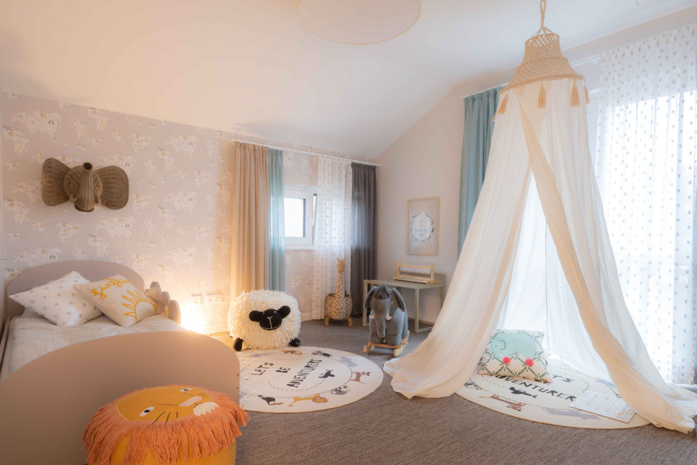 Imagen de habitación infantil unisex de 1 a 3 años moderna de tamaño medio con paredes beige, moqueta, suelo marrón y papel pintado