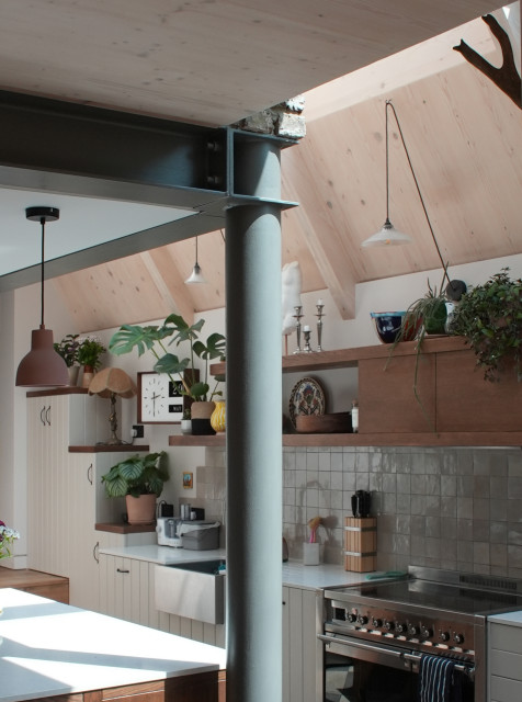 Column detail eclectic-kitchen